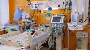 医院里装满了医疗设备还有一个婴儿躺在里面